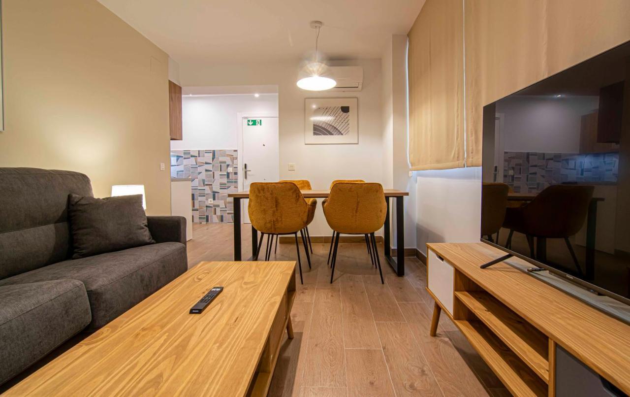 Apartamentos 1 Abril Málaga Dış mekan fotoğraf