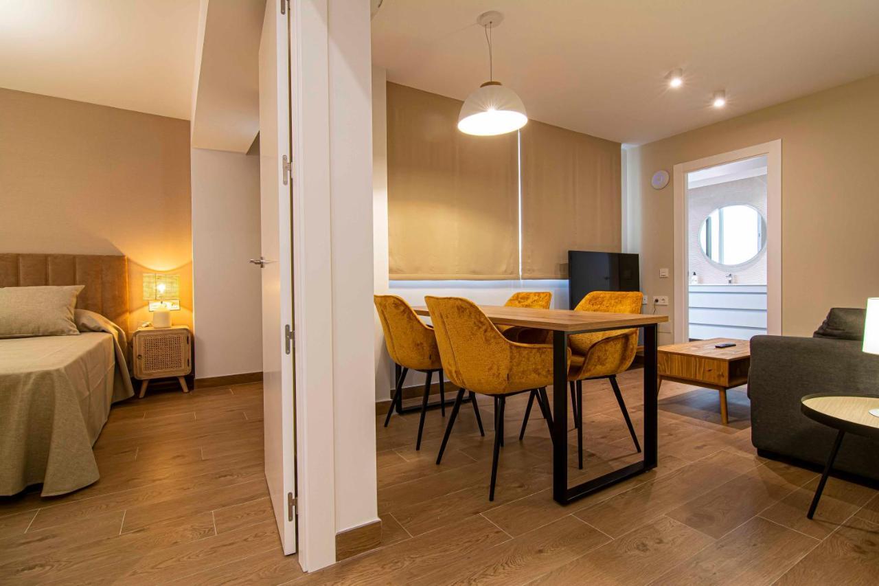 Apartamentos 1 Abril Málaga Dış mekan fotoğraf