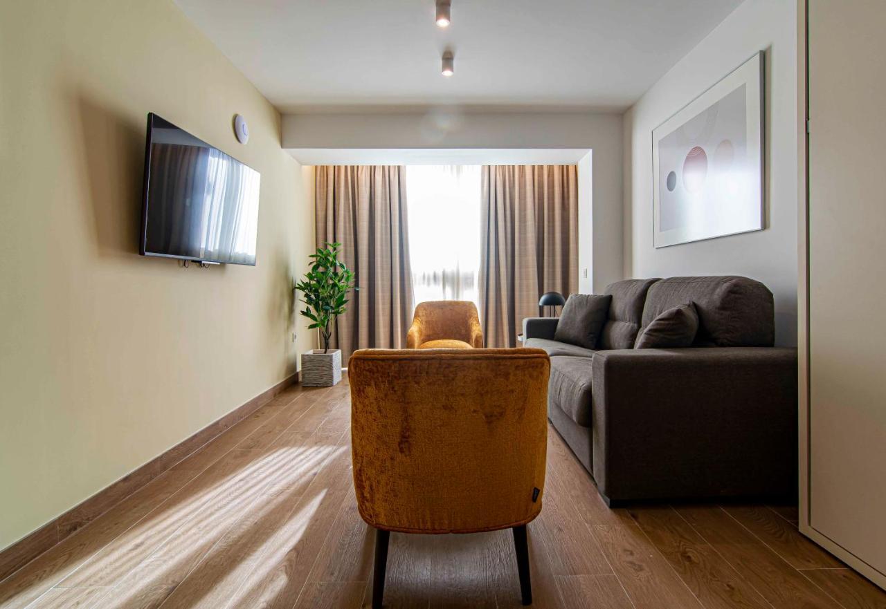 Apartamentos 1 Abril Málaga Dış mekan fotoğraf