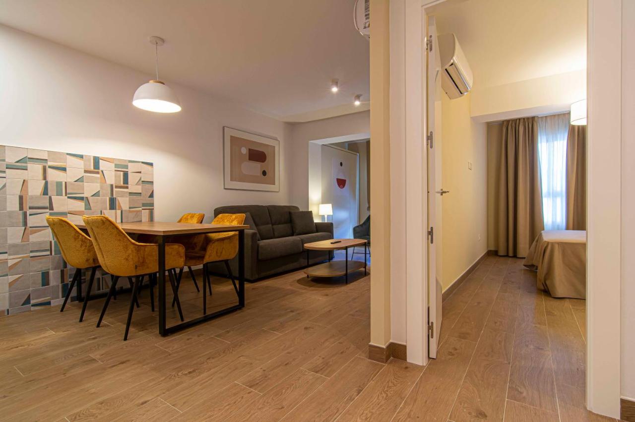 Apartamentos 1 Abril Málaga Dış mekan fotoğraf