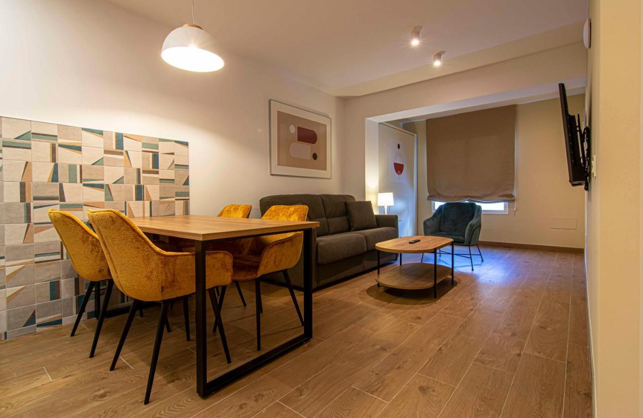 Apartamentos 1 Abril Málaga Dış mekan fotoğraf