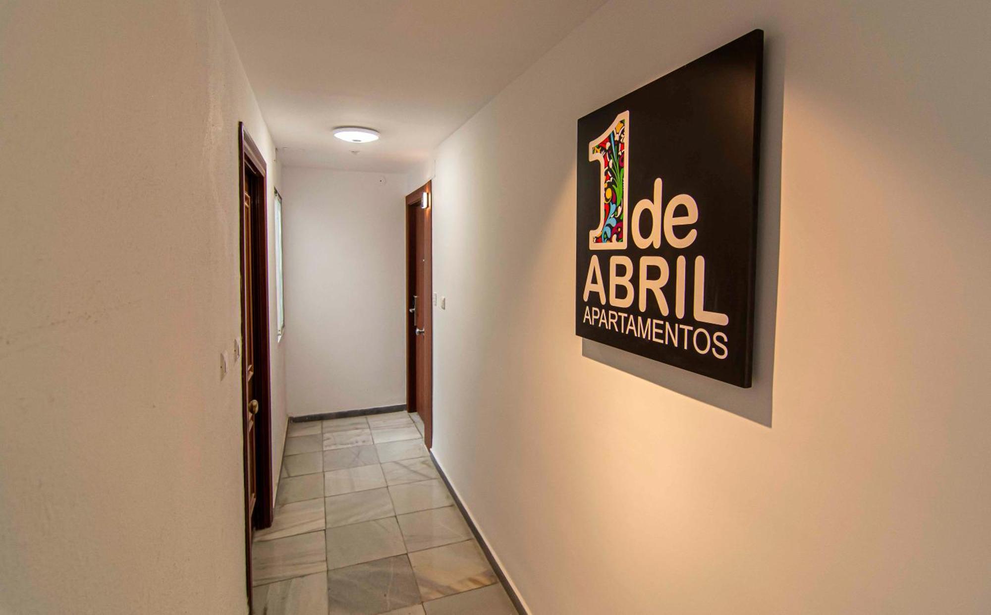 Apartamentos 1 Abril Málaga Dış mekan fotoğraf